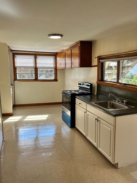 37 Arlington St, Unit 1R in Woburn, MA - Building Photo