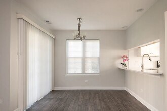 130 Crestwood Ct in Schaumburg, IL - Building Photo - Building Photo