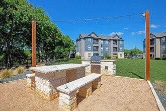 Falls Round Rock in Round Rock, TX - Foto de edificio - Building Photo