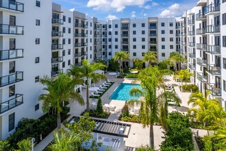 Villa Laguna in North Miami, FL - Foto de edificio - Building Photo