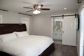 993 Burns Dr SW in Atlanta, GA - Building Photo - Building Photo