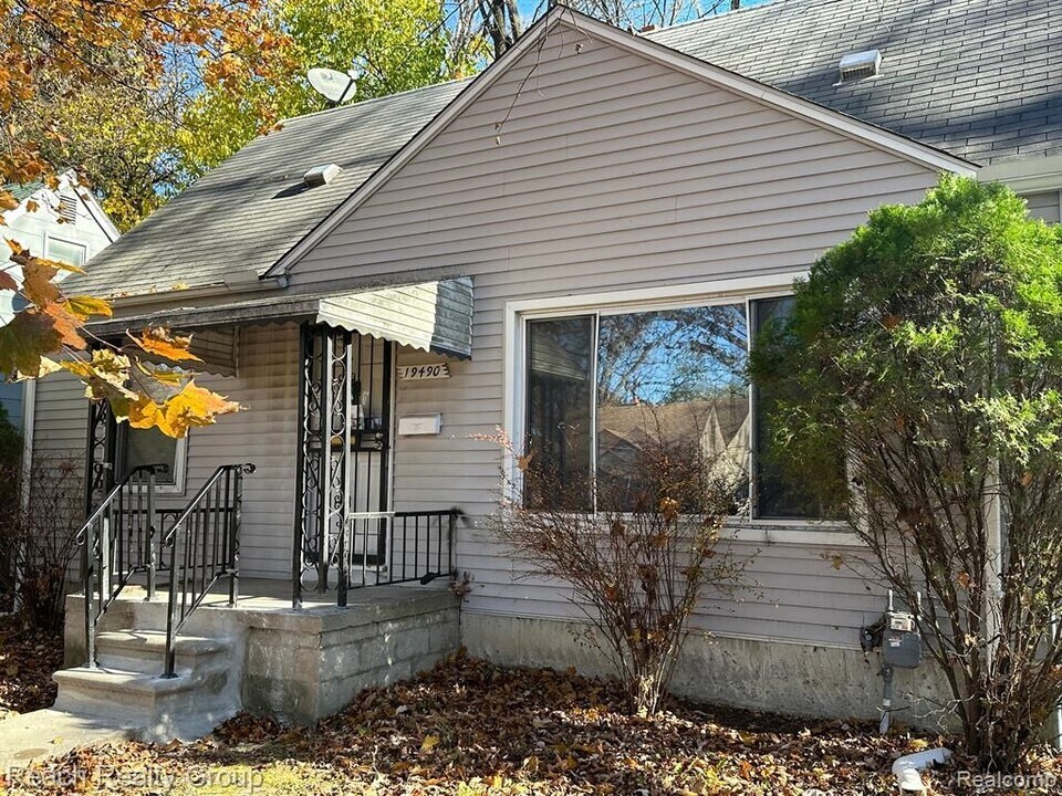 19490 Houghton St in Detroit, MI - Building Photo