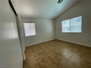 7420 Flat Rock St in Las Vegas, NV - Building Photo - Building Photo