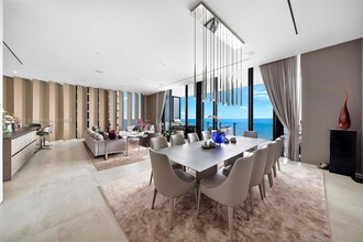 17141 Collins Ave in Sunny Isles Beach, FL - Foto de edificio - Building Photo