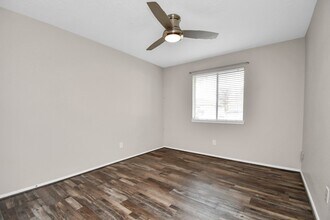 13002 Kingsmill Dr in Sugar Land, TX - Building Photo - Building Photo