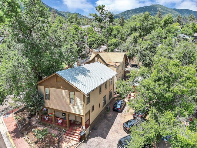 6 Navajo Ave in Manitou Springs, CO - Building Photo - Building Photo
