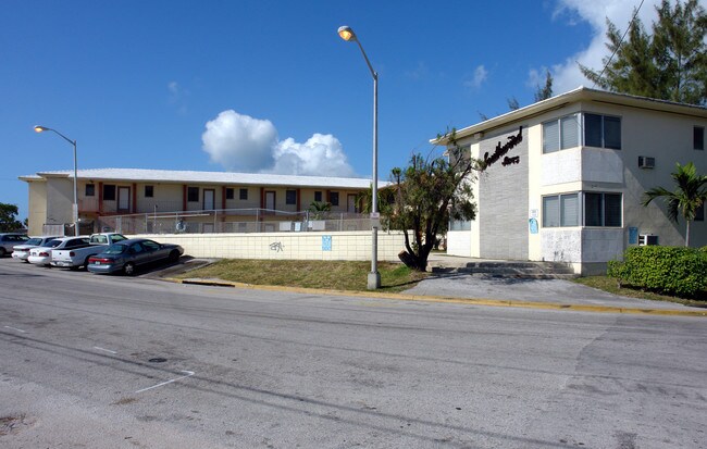 Southwind Apartments in Miami Beach, FL - Foto de edificio - Building Photo