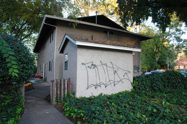 1131 W 3rd St in Chico, CA - Building Photo - Building Photo