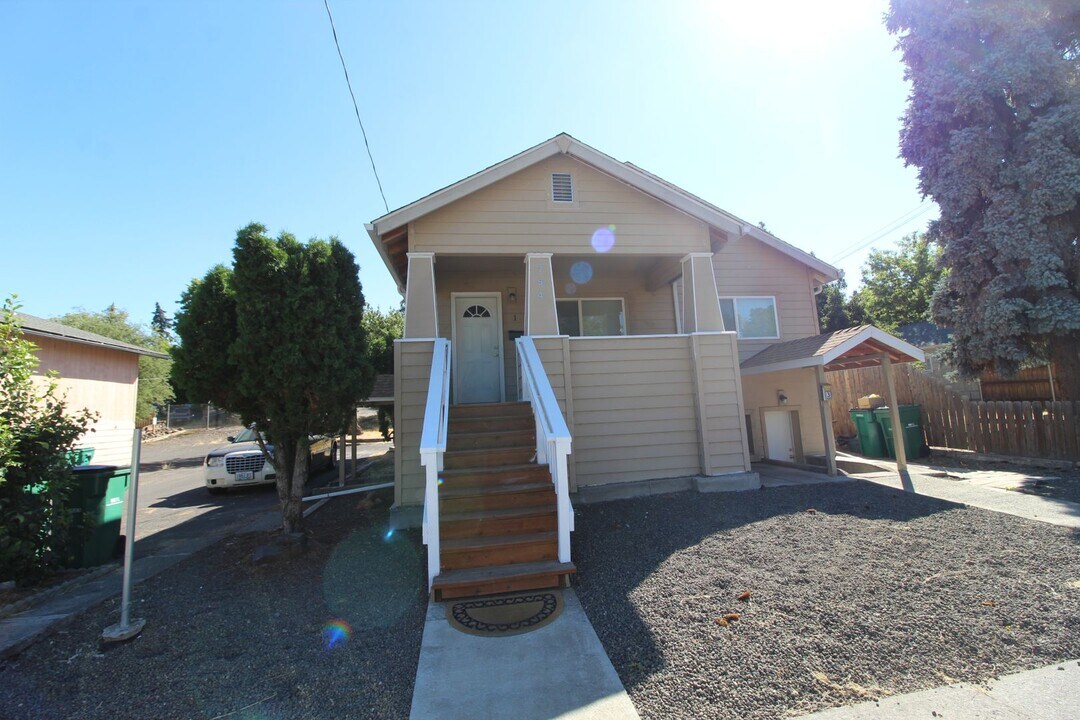 754 N 10th St in Klamath Falls, OR - Building Photo