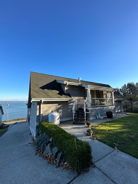 656 Lehman Dr in Camano Island, WA - Building Photo