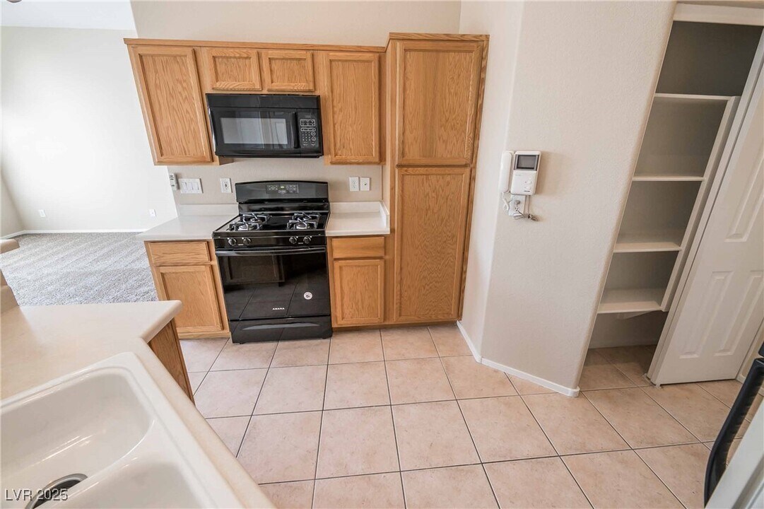 6590 Tumbleweed Ridge Ln in Henderson, NV - Building Photo