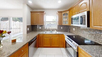 8422 SW 44th Pl in Davie, FL - Building Photo - Building Photo