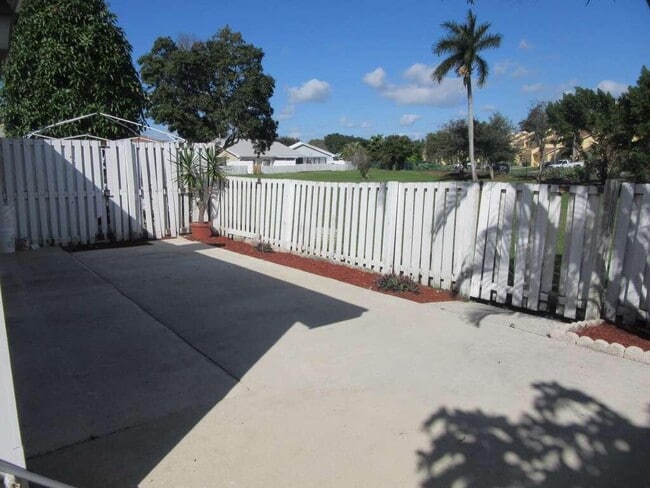 1654 Royal Forest Ct in West Palm Beach, FL - Building Photo - Building Photo