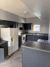 103 N 3rd Ave in Paden City, WV - Foto de edificio - Building Photo