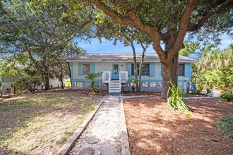 312 W Cooper Ave in Folly Beach, SC - Building Photo - Building Photo