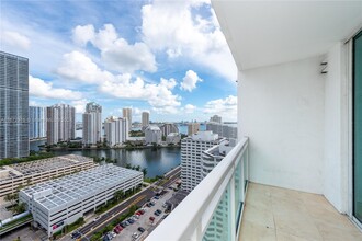 950 Brickell Bay Dr, Unit 2408 in Miami, FL - Foto de edificio - Building Photo