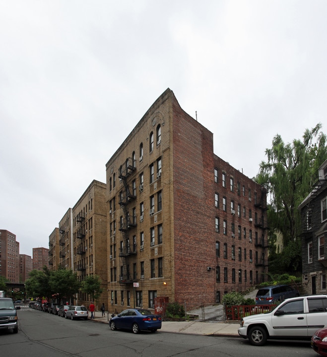 130 W 228th St in Bronx, NY - Foto de edificio