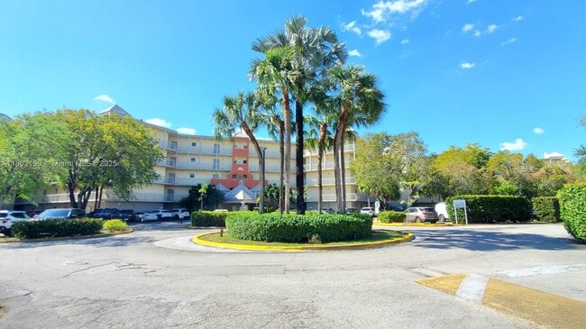8290 Lake Dr in Doral, FL - Building Photo - Building Photo