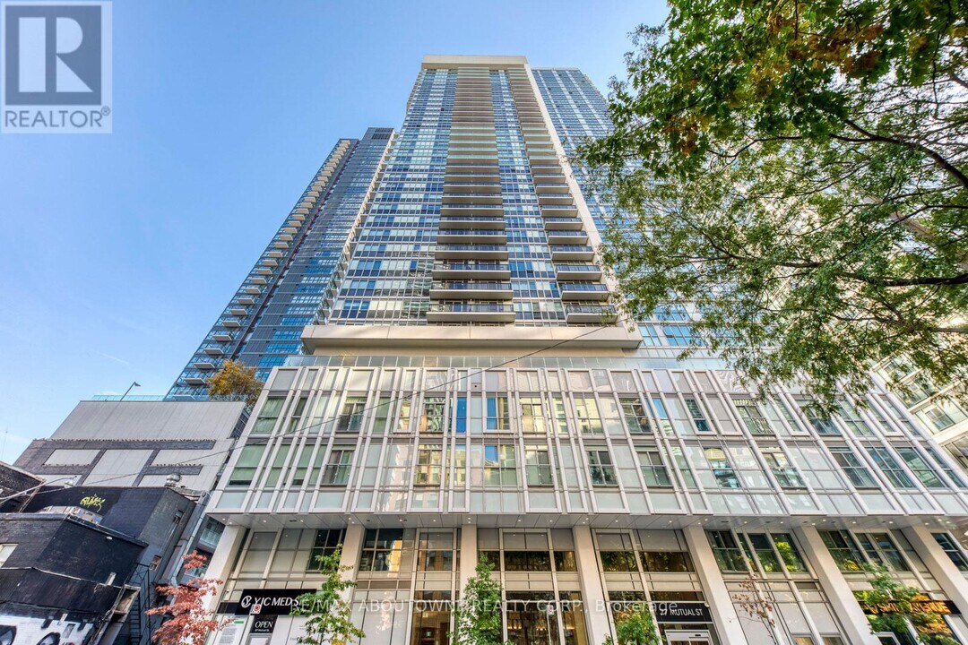 77 Mutual St in Toronto, ON - Building Photo