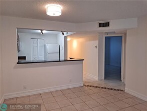 8040 N Colony Cir in Tamarac, FL - Building Photo - Building Photo