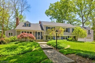 24 Thackeray Dr in Millburn, NJ - Building Photo - Building Photo
