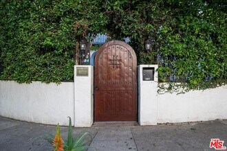 1901 El Cerrito Pl in Los Angeles, CA - Building Photo - Building Photo