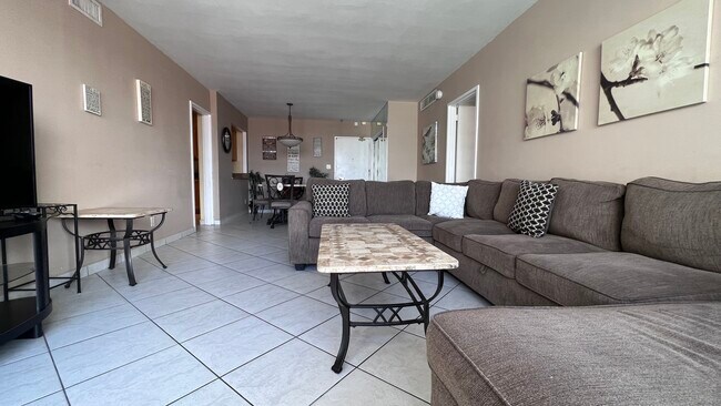 5161 Collins Ave, Unit # 1701 in Miami Beach, FL - Building Photo - Building Photo