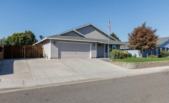 8007 Redonda Dr in Pasco, WA - Building Photo