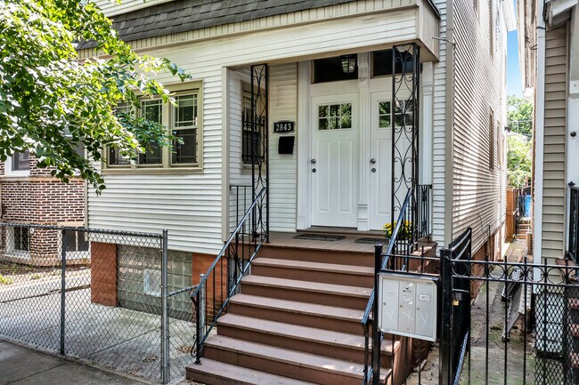 2843 W Lyndale St in Chicago, IL - Building Photo - Building Photo