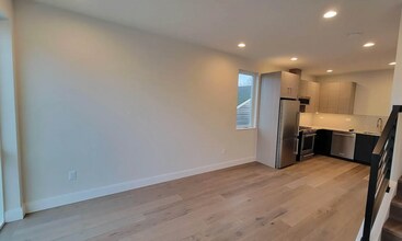 555 Highland Dr in Seattle, WA - Building Photo - Building Photo