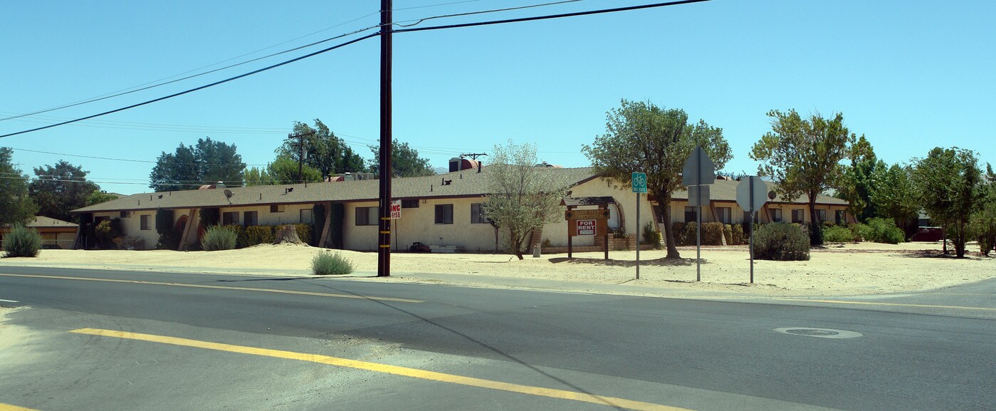 13671 Rancherias Rd in Apple Valley, CA - Foto de edificio