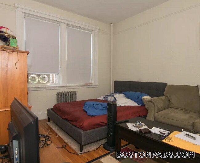 1687 Commonwealth Ave in Boston, MA - Foto de edificio - Building Photo