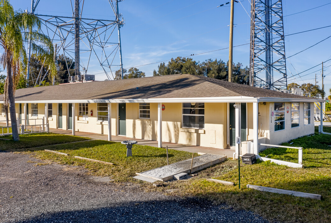 Trak Motel in St. Petersburg, FL - Building Photo