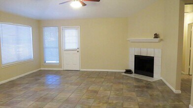 10926 Waterview Cir in Montgomery, TX - Foto de edificio - Building Photo