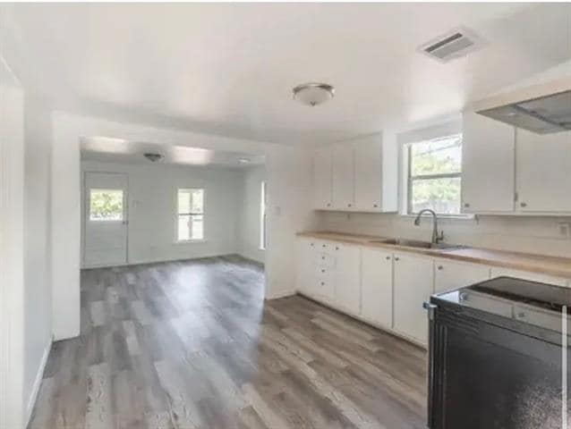 property at 1220 N Rusk St