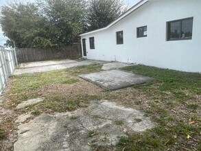 3051 NW 102nd St in Miami, FL - Building Photo - Building Photo