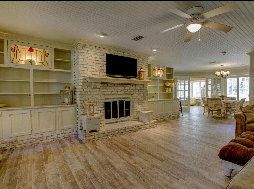 702 N Lakeside Dr in Destin, FL - Building Photo