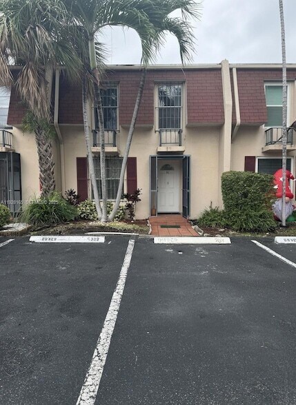 1001 Three Islands Boulevard in Hallandale Beach, FL - Building Photo