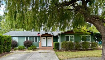 1211 E Indiana St in Bellingham, WA - Building Photo