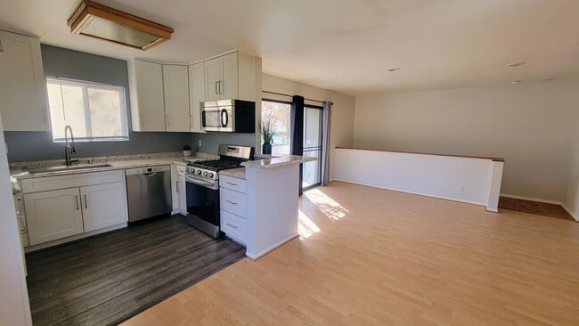 23530 Newhall Ave in Santa Clarita, CA - Building Photo - Building Photo