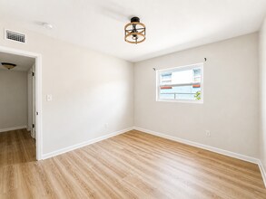 1353 Lakeview Rd in Clearwater, FL - Building Photo - Building Photo