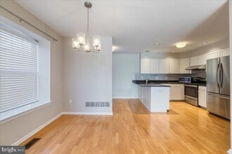 8708 Spruce Mill Dr in Morrisville, PA - Foto de edificio - Building Photo