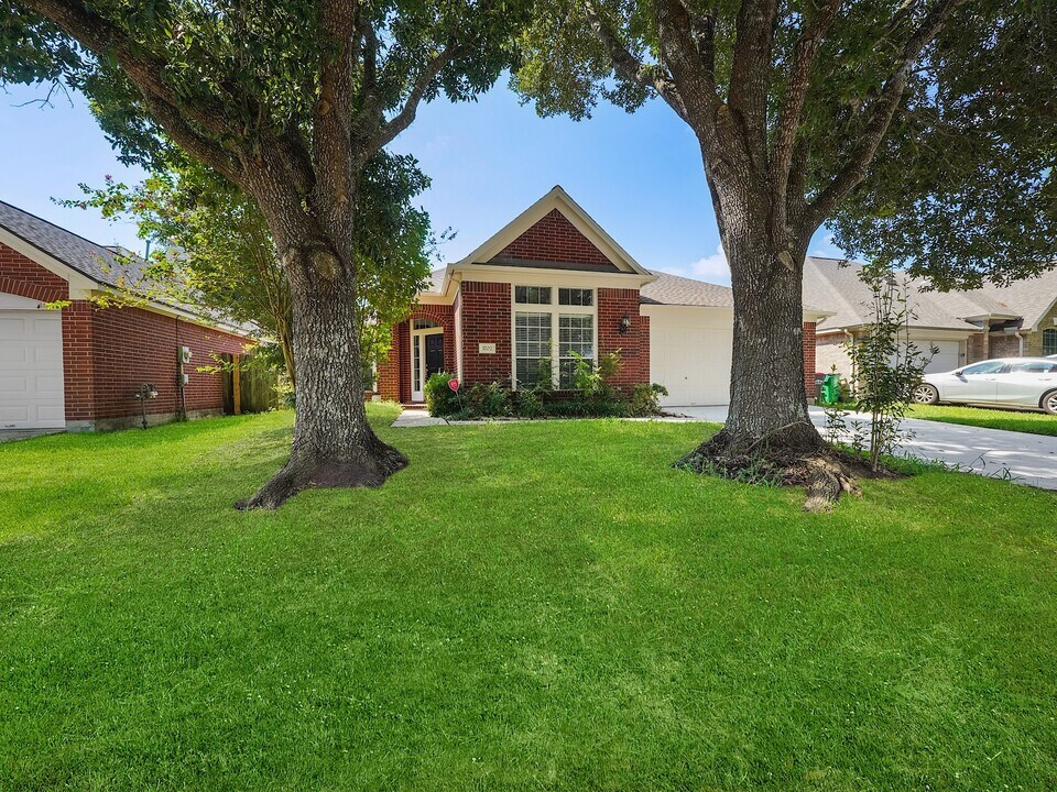 3702 Glenhill Dr in Pearland, TX - Building Photo