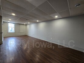 107 1st St E in Independence, IA - Building Photo