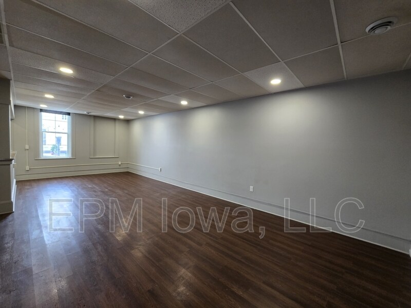 107 1st St E in Independence, IA - Building Photo