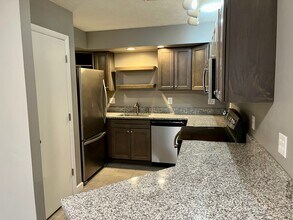 302 E Grove St, Unit B in Bloomington, IL - Building Photo - Building Photo