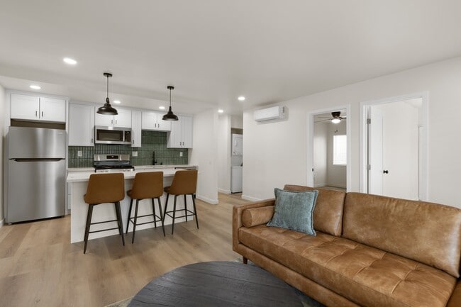 6142 Mesita Dr in San Diego, CA - Building Photo - Building Photo