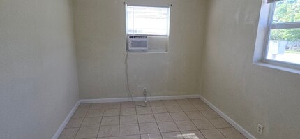 3049 2nd St in Ft. Myers, FL - Foto de edificio - Building Photo