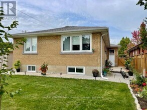 137 Palm Dr in Toronto, ON - Building Photo - Building Photo
