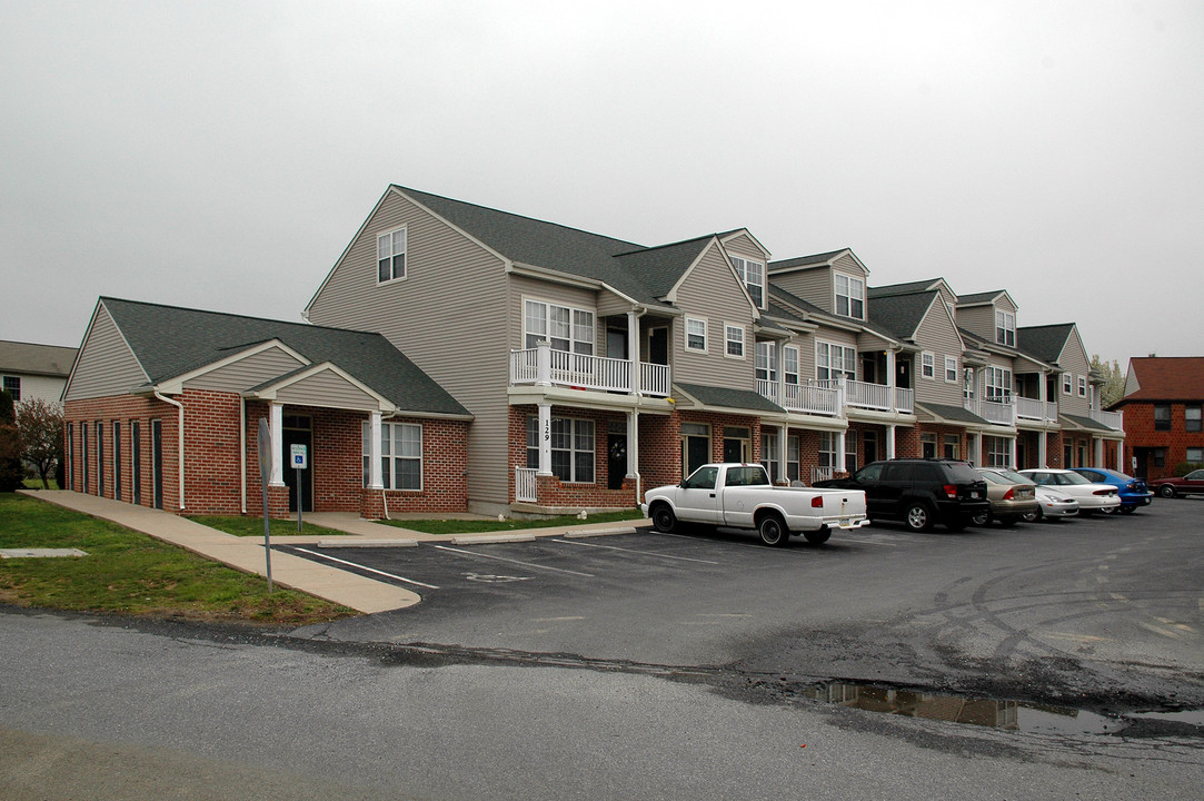 128 Groffdale Dr in Quarryville, PA - Foto de edificio